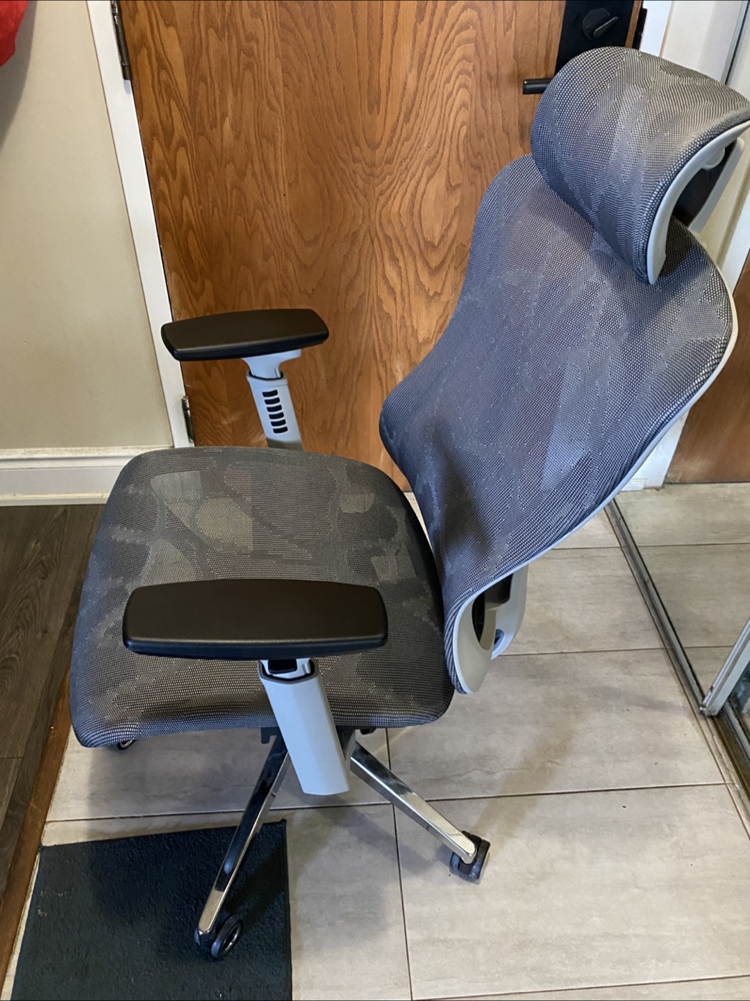 Out of the box Logicfox Ergonomic Mesh Office Chair - photo 5