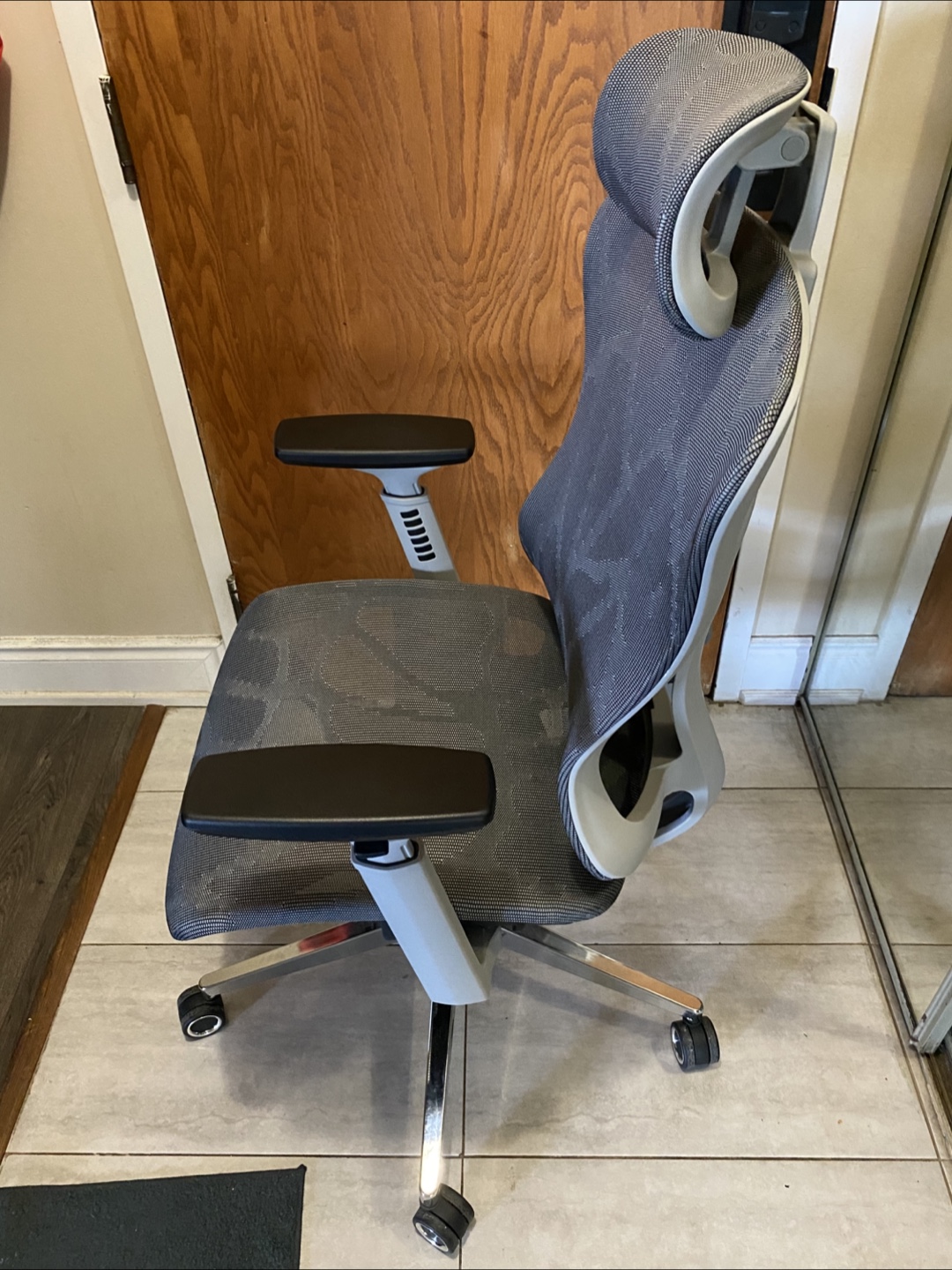 Out of the box Logicfox Ergonomic Mesh Office Chair - photo 3