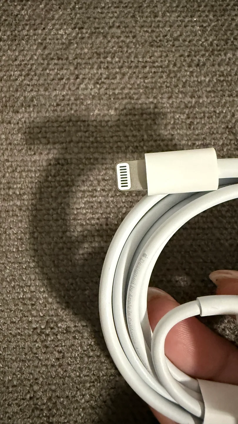 Original Apple USB-C to lightning Cable image indicator(3)
