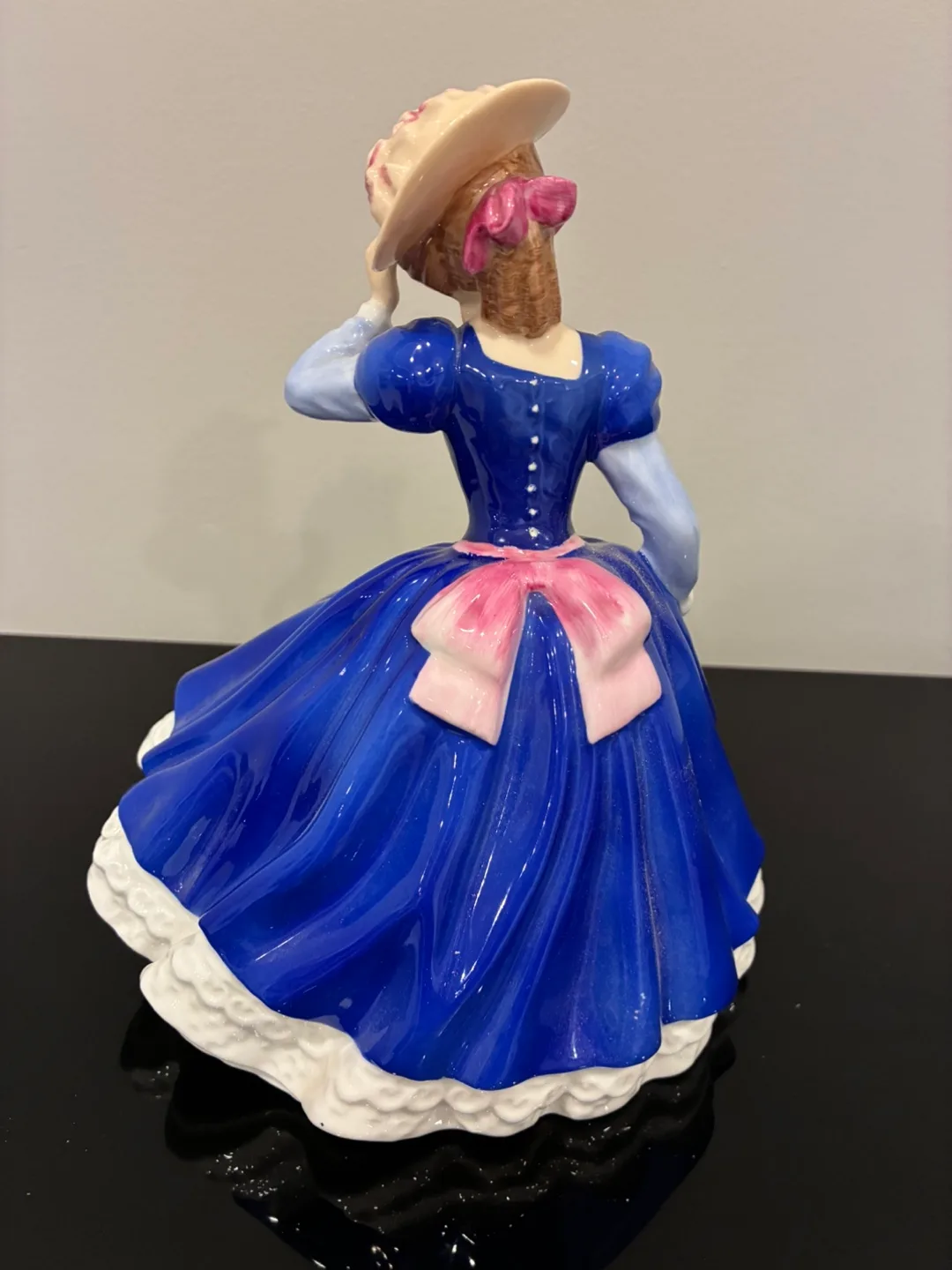 Royal Doulton "Mary" Figure of the Year 1992 image indicator(3)