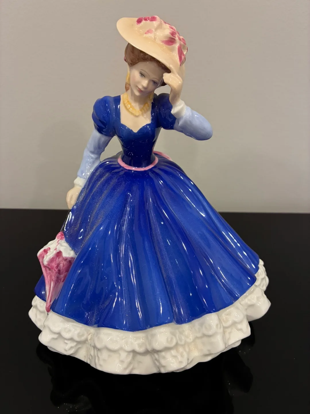 Royal Doulton "Mary" Figure of the Year 1992 image indicator(2)