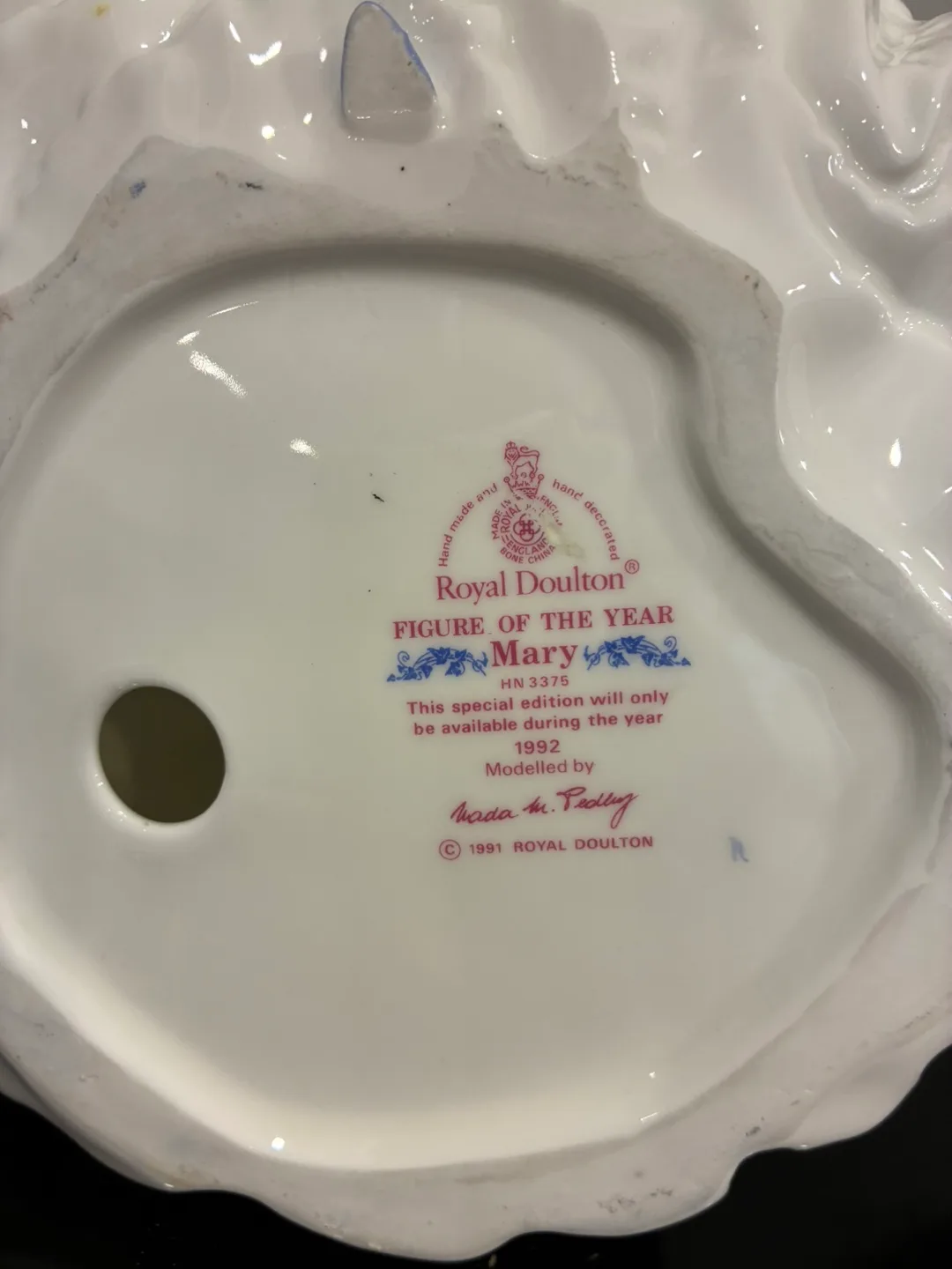 Royal Doulton "Mary" Figure of the Year 1992 image indicator(4)