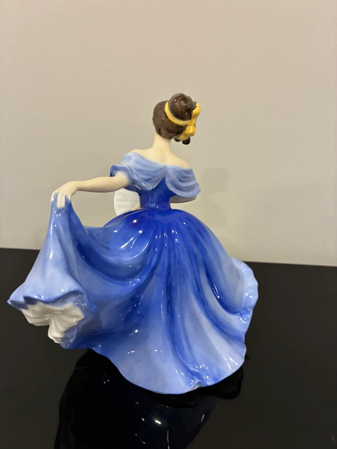 Royal Doulton Elaine Figurine HN 2791 image indicator(3)