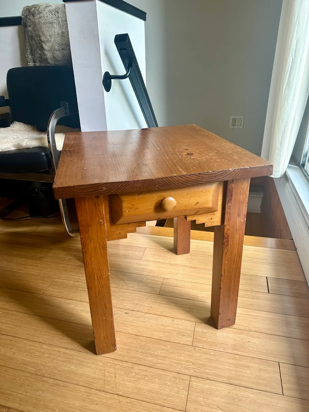 GORGEOUS VINTAGE PINE WOOD SIDE END TABLE / NIGHT STAND / DRAWER thumbnail