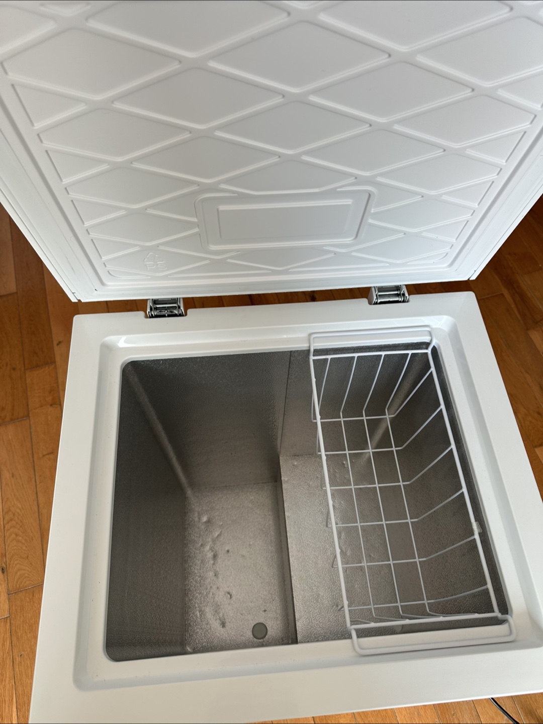 Galanz 3.5 Cubic Feet Chest Freezer - photo 3