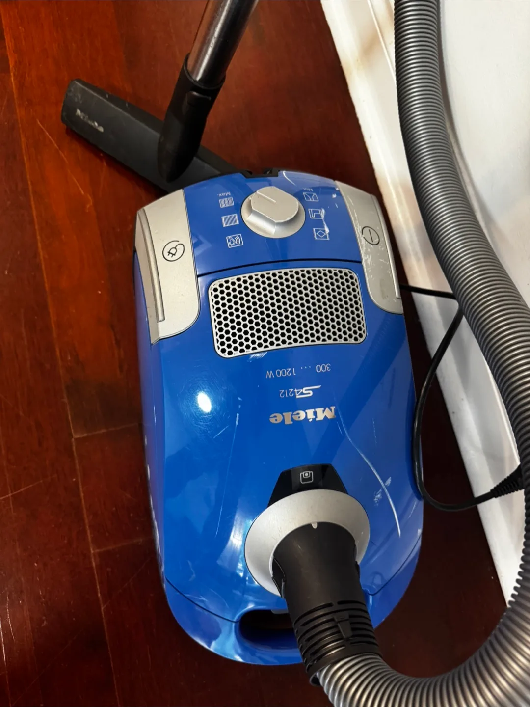 Miele S4212 Vacuum Cleaner thumbnail