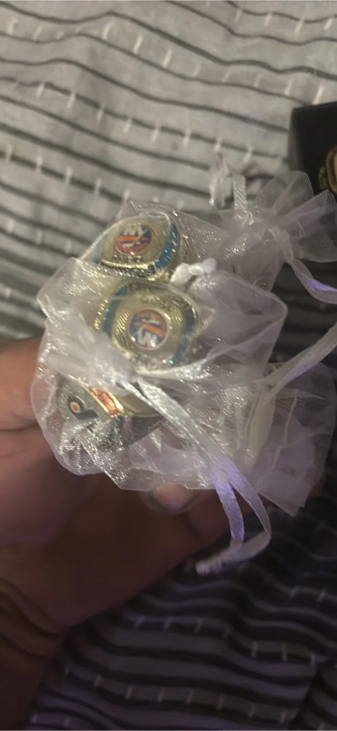 Hockey Trading Cards & Team Pin image indicator(4)