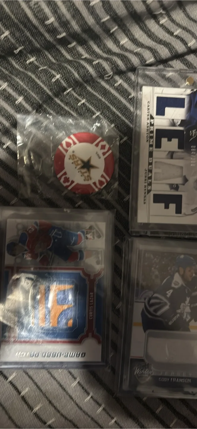 Hockey Trading Cards & Team Pin image indicator(2)