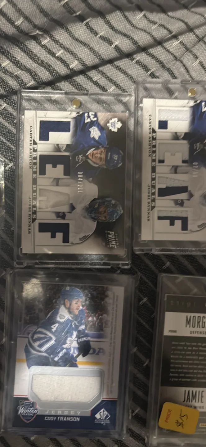 Hockey Trading Cards & Team Pin image indicator(3)