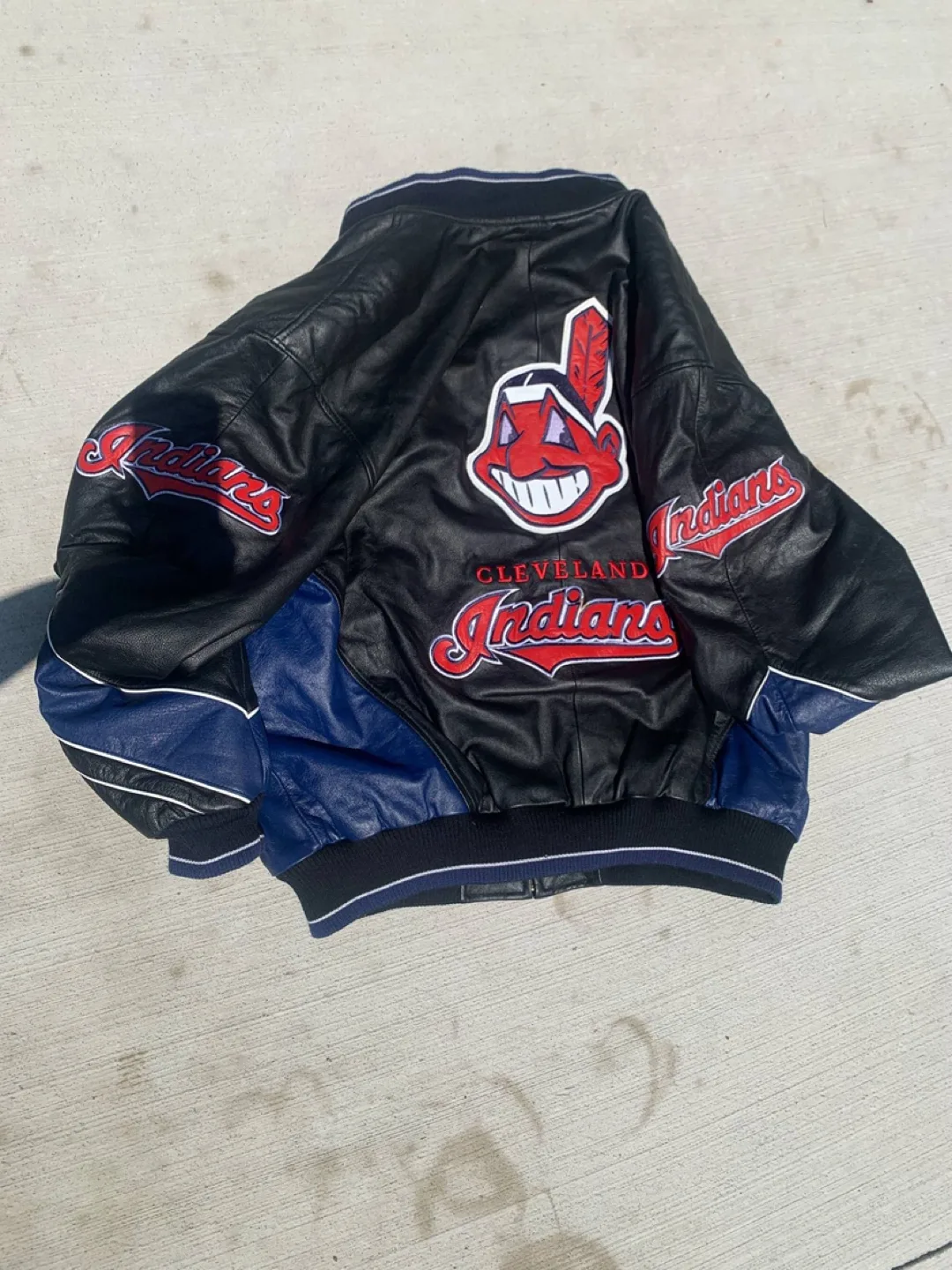 Cleveland Indians G-III Carl Banks Leather Jacket XL image indicator(3)