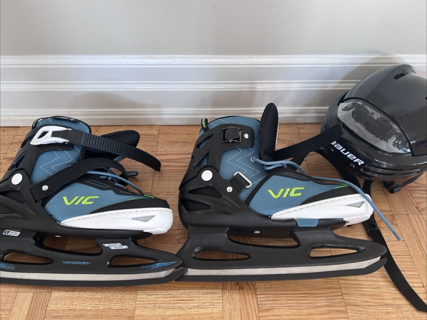 VIC Hockey Skates & Bauer Helmet