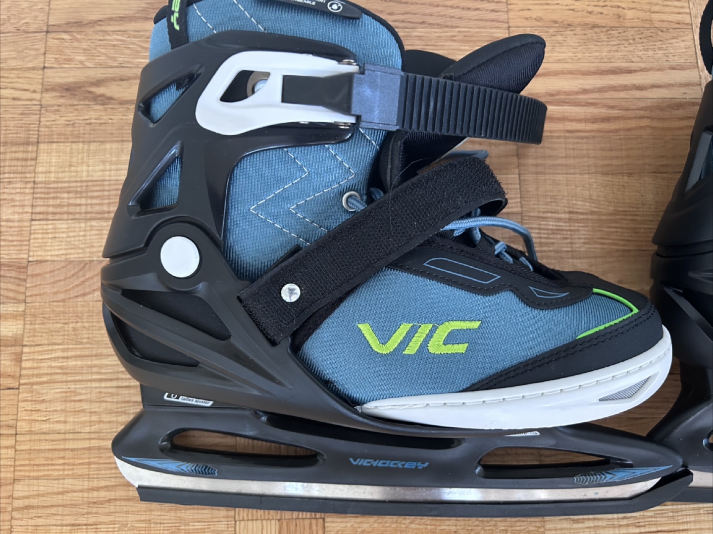 VIC Hockey Skates & Bauer Helmet - photo 3