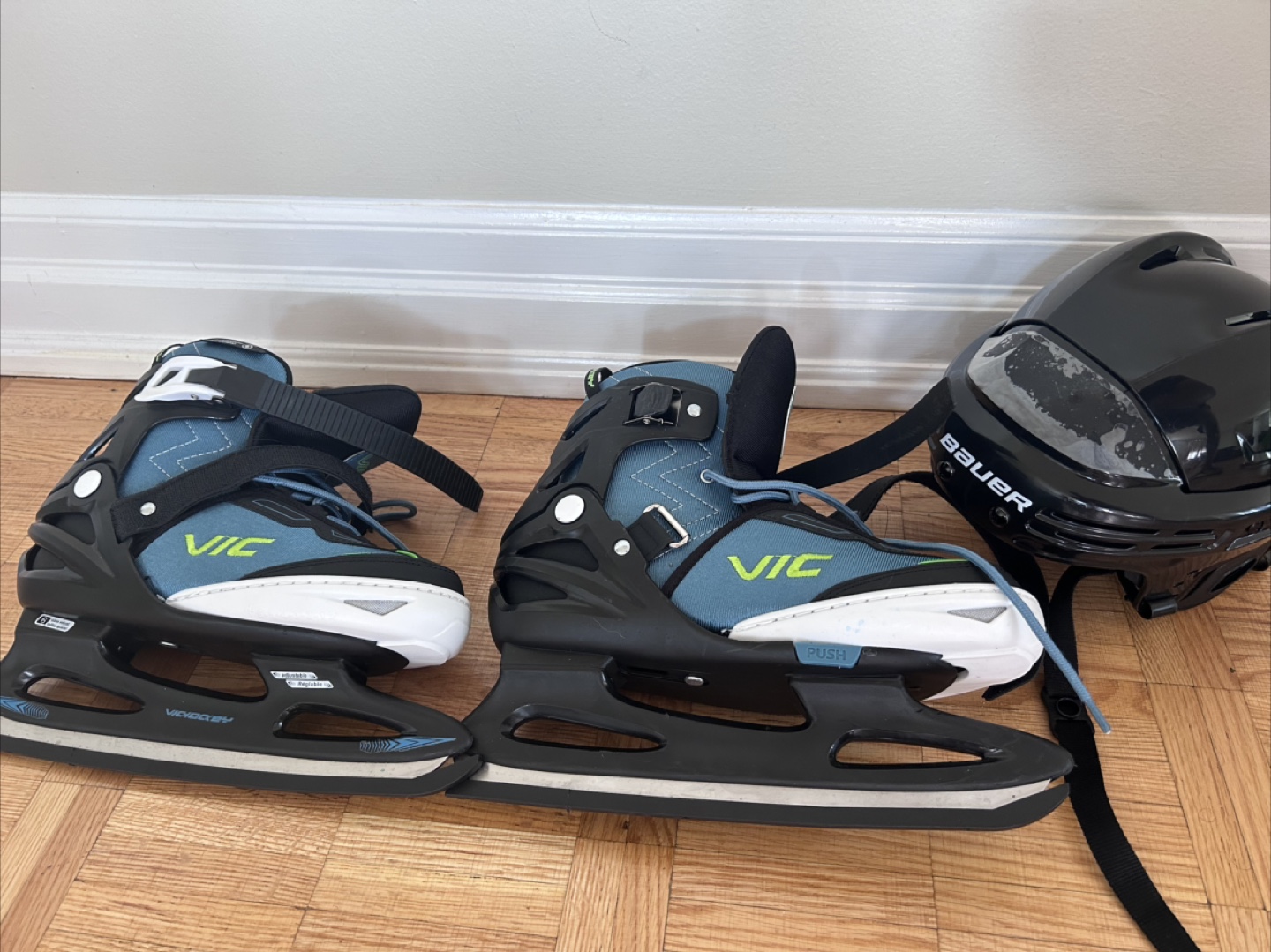 VIC Hockey Skates & Bauer Helmet - photo 2