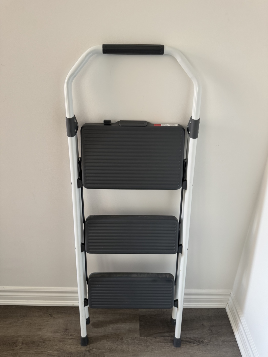 Gorilla Ladders 3-Step Lightweight Ladder - photo 2