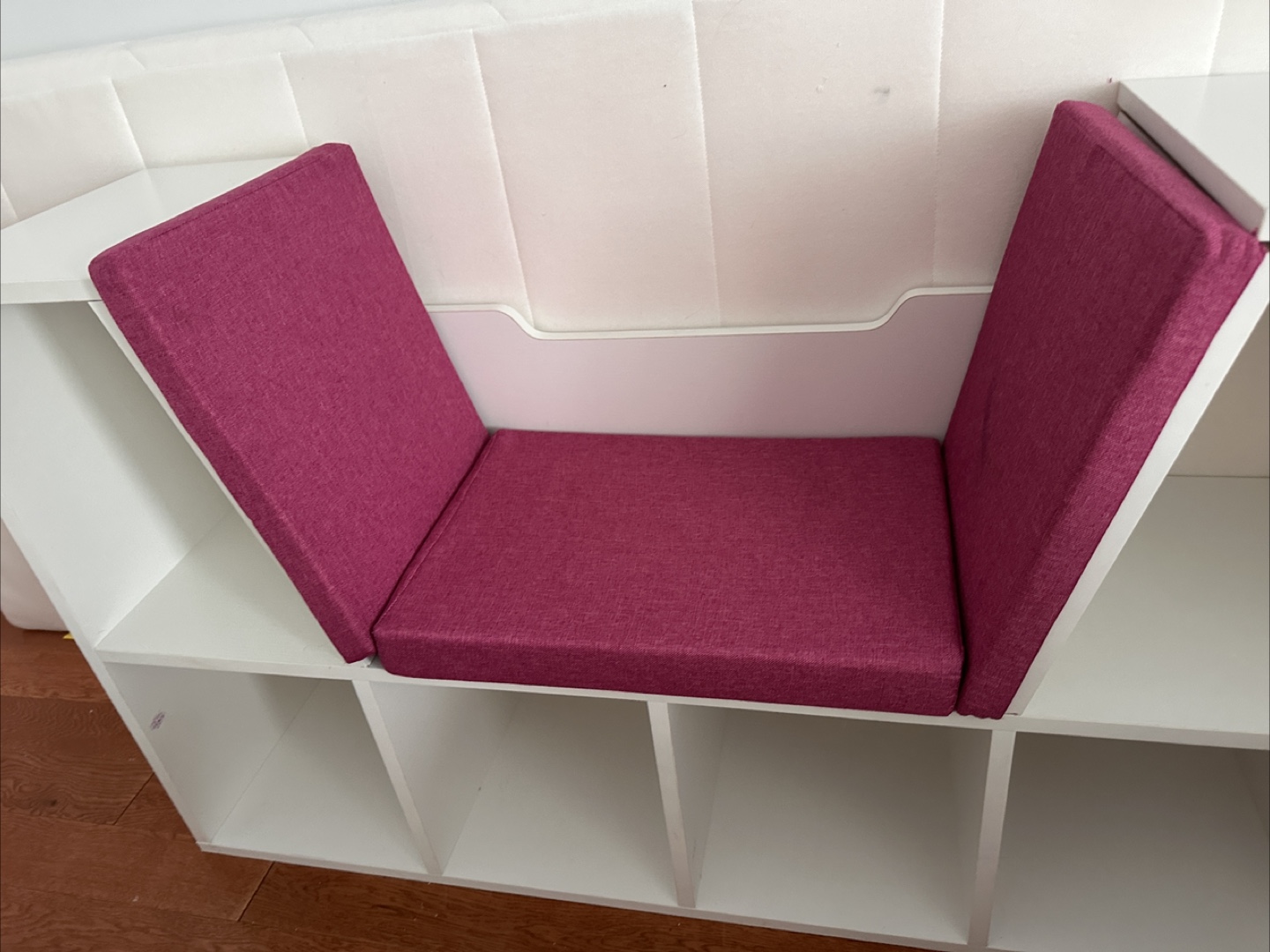 White Shelf with Magenta Cushions - photo 3