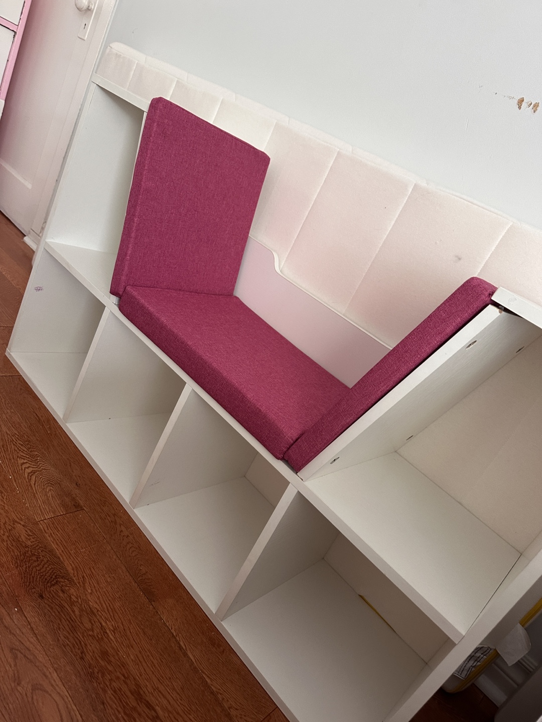 White Shelf with Magenta Cushions - photo 2