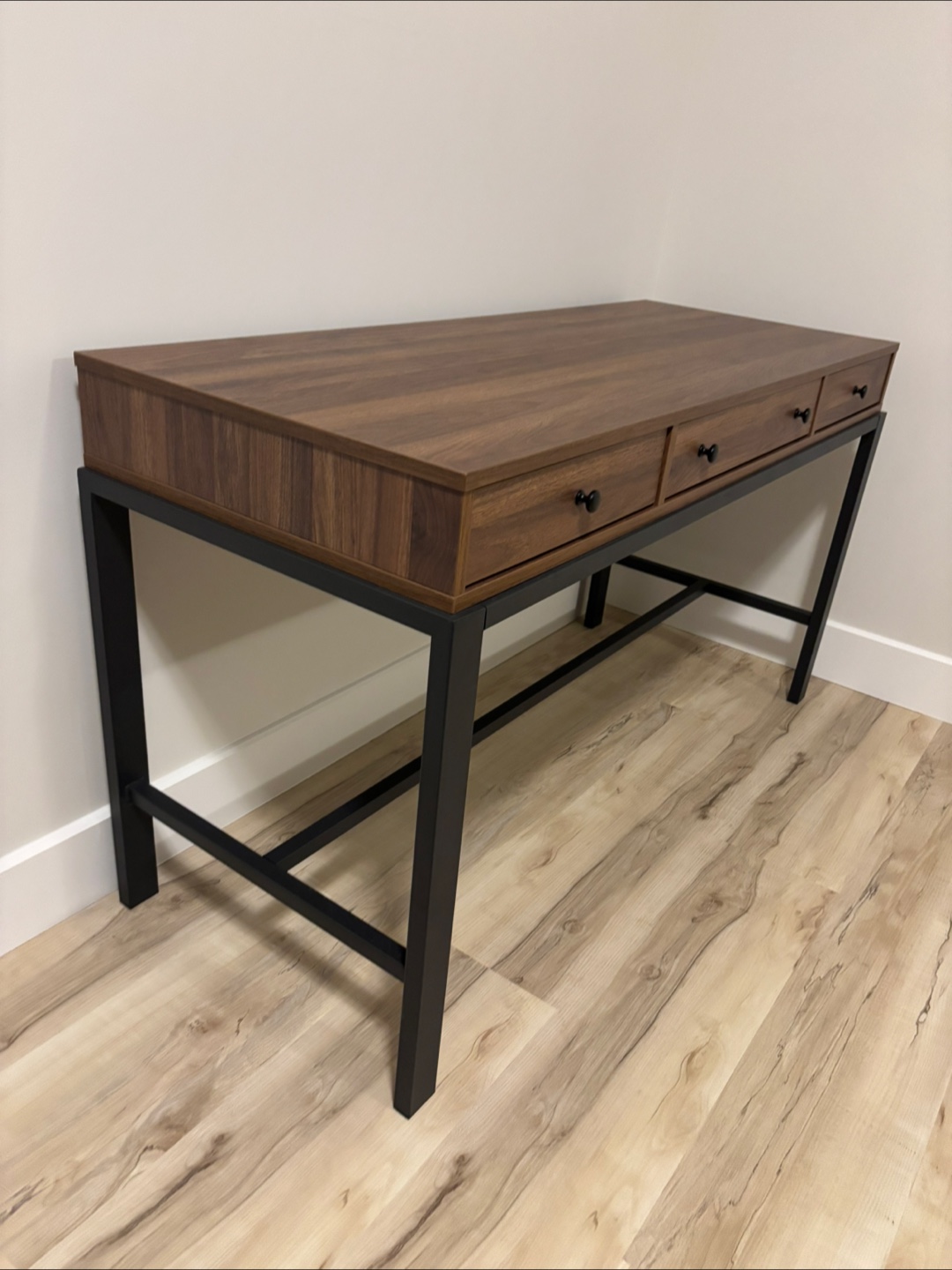 Stylish writing desk