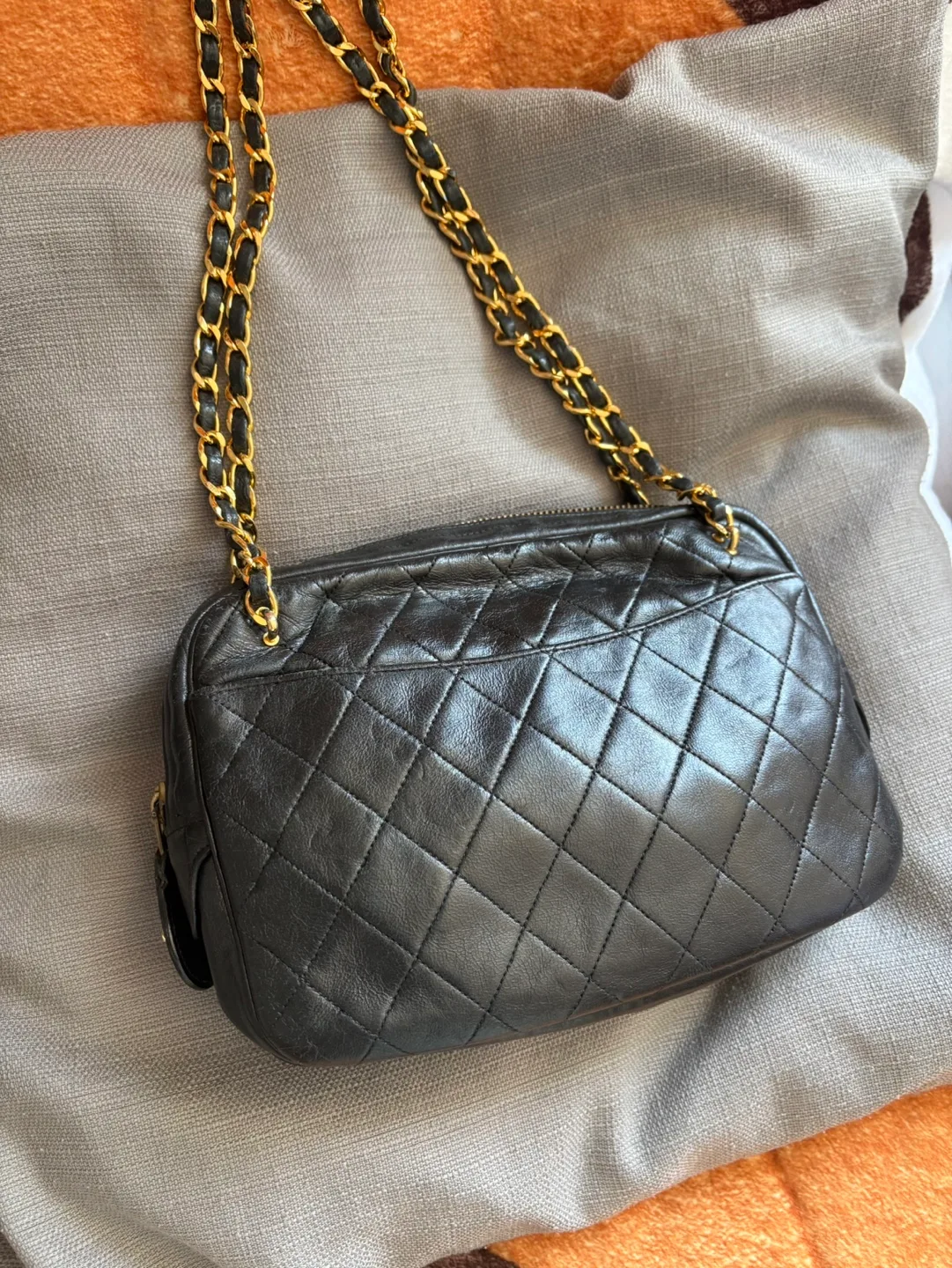 Pending pu- Vintage Chanel Black Leather Shoulder Bag thumbnail