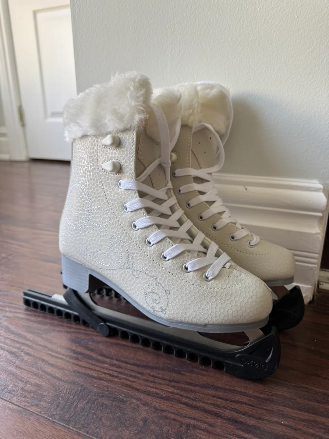 Decathlon Ice Skates 500 - Size US 7.5 + Blade Guards thumbnail