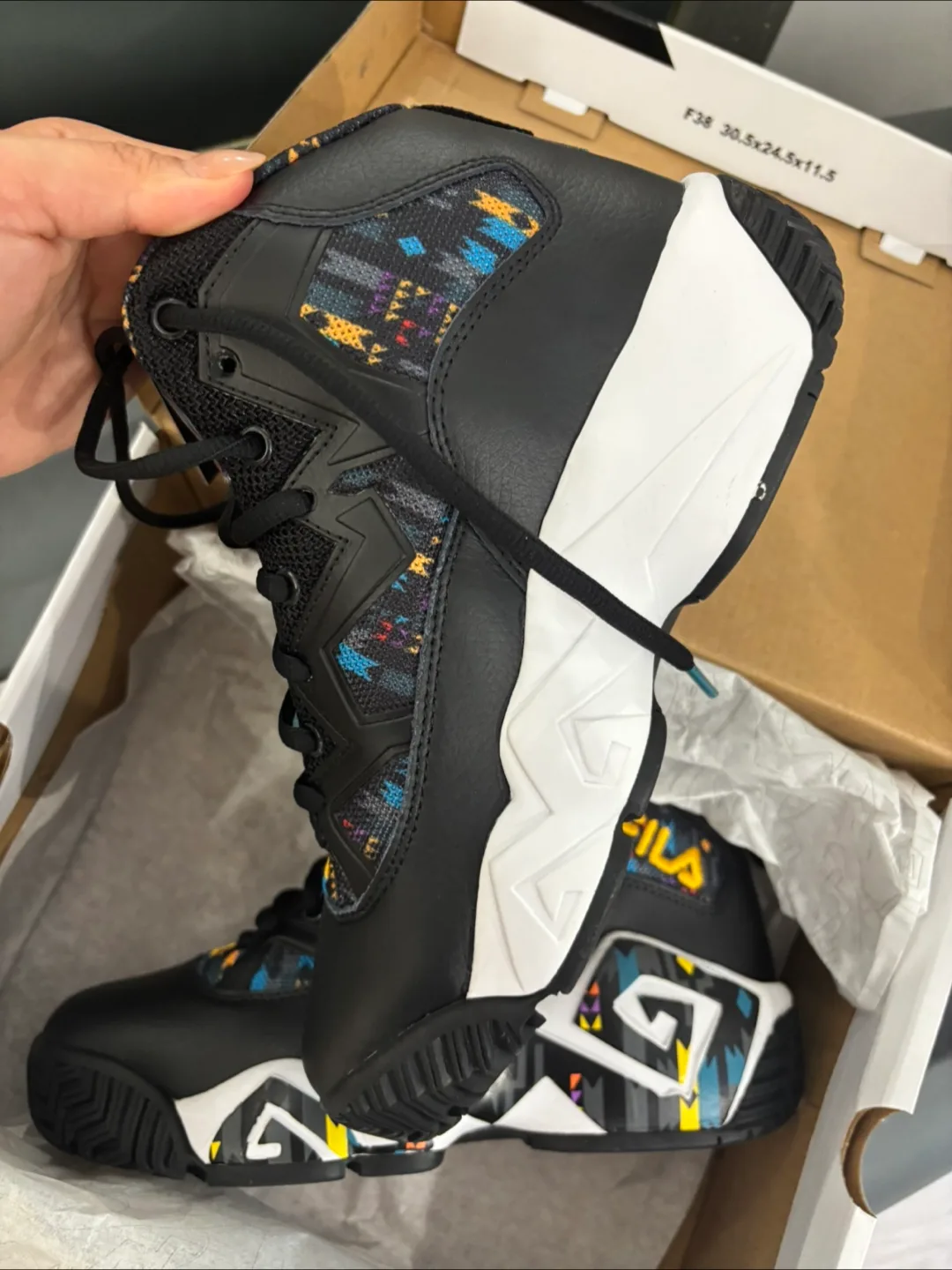 Fila basketball shoes, size 6.5 image indicator(3)