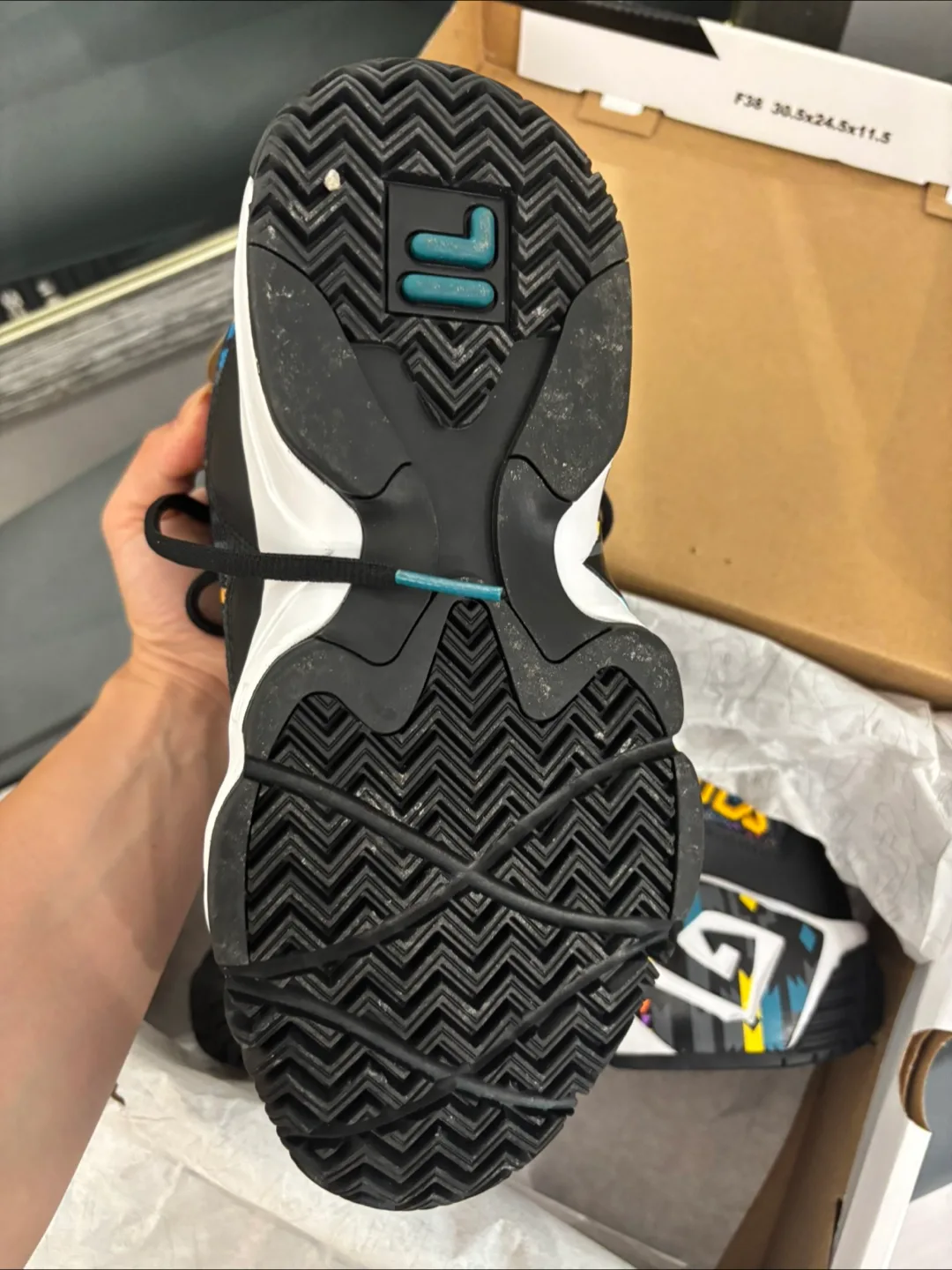 Fila basketball shoes, size 6.5 image indicator(4)