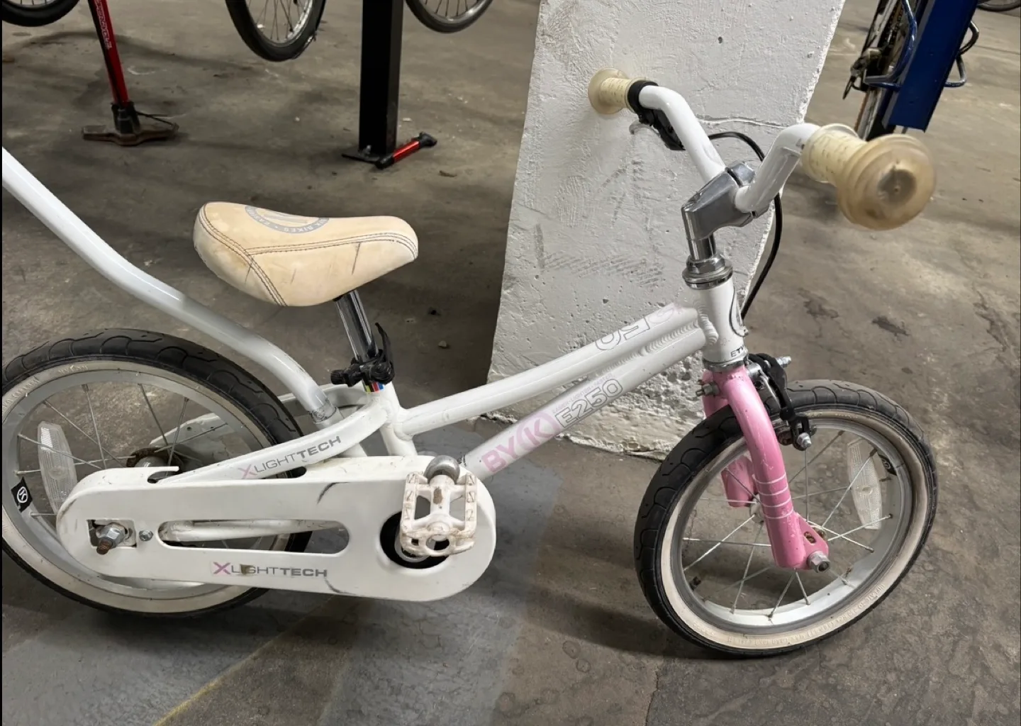 BYK E-250 Kids Bike - White & Pink thumbnail