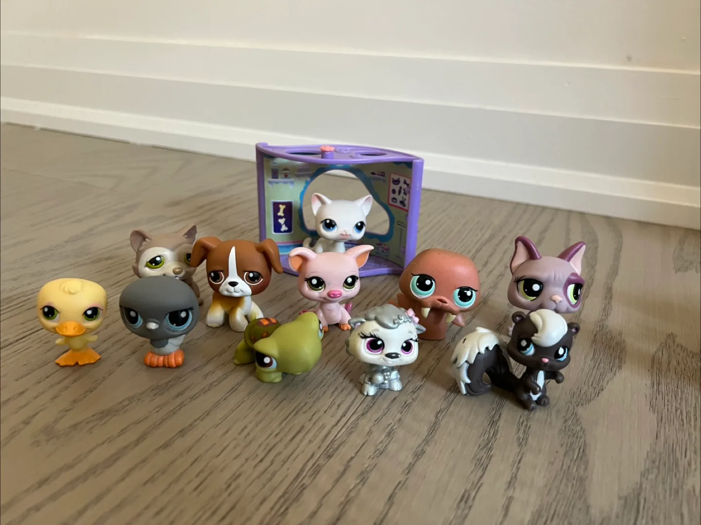 Littlest Pet Shop Figures + Playset thumbnail