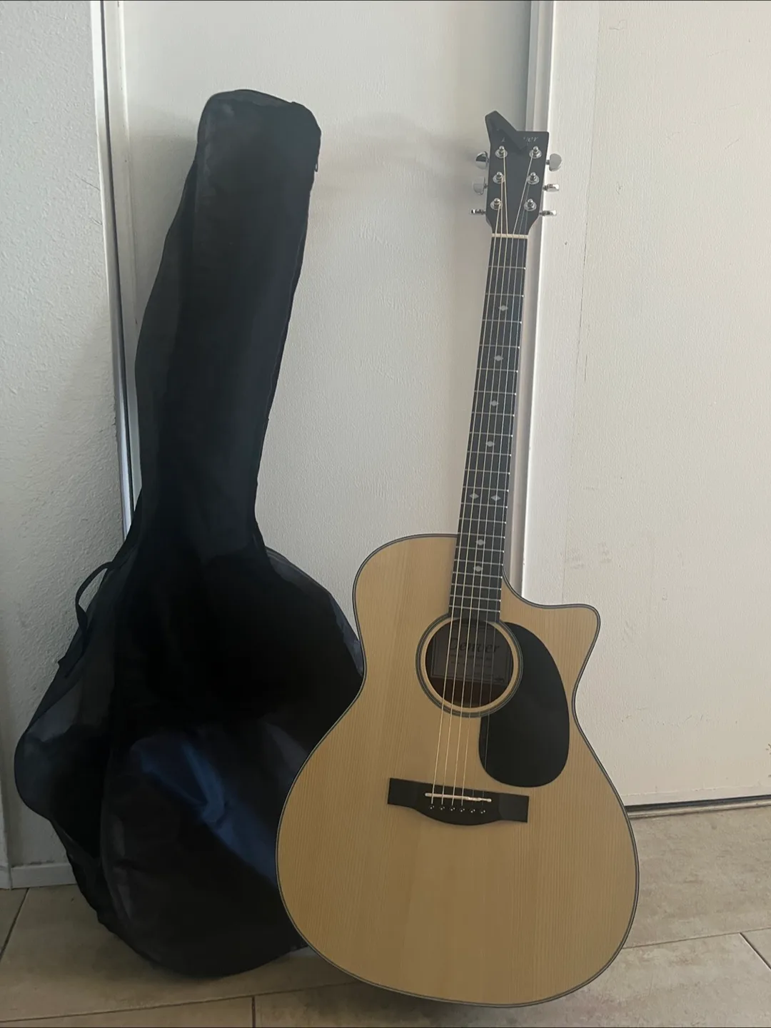 Beaver Creek Acoustic Guitar w/ Gig Bag thumbnail