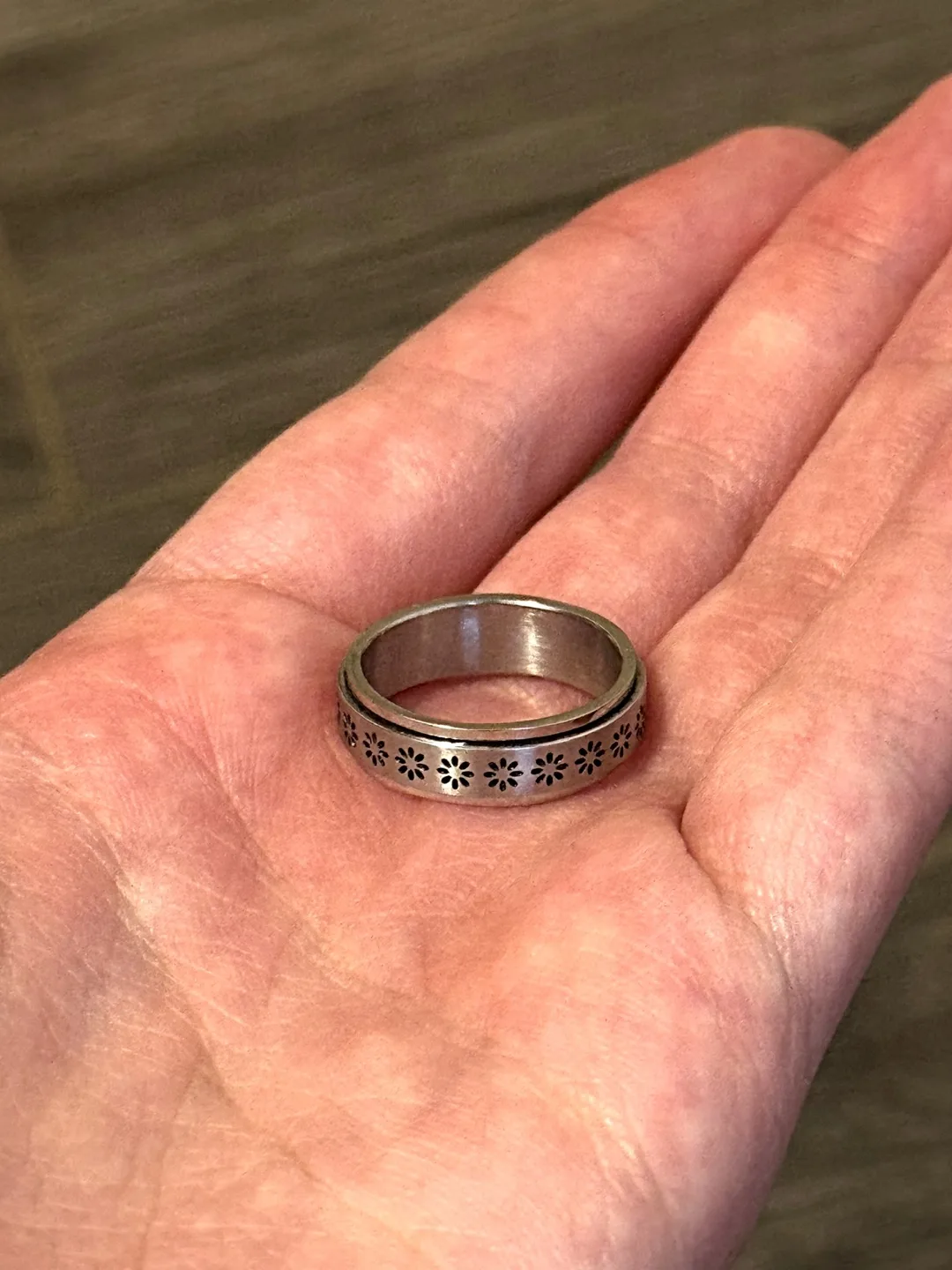 Silver Spinner Ring with Flower Design thumbnail