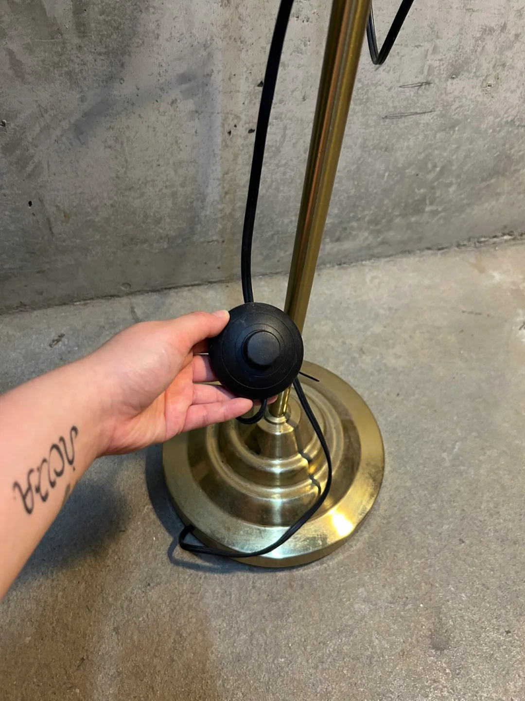 Brass Finish Adjustable Floor Lamp image indicator(6)
