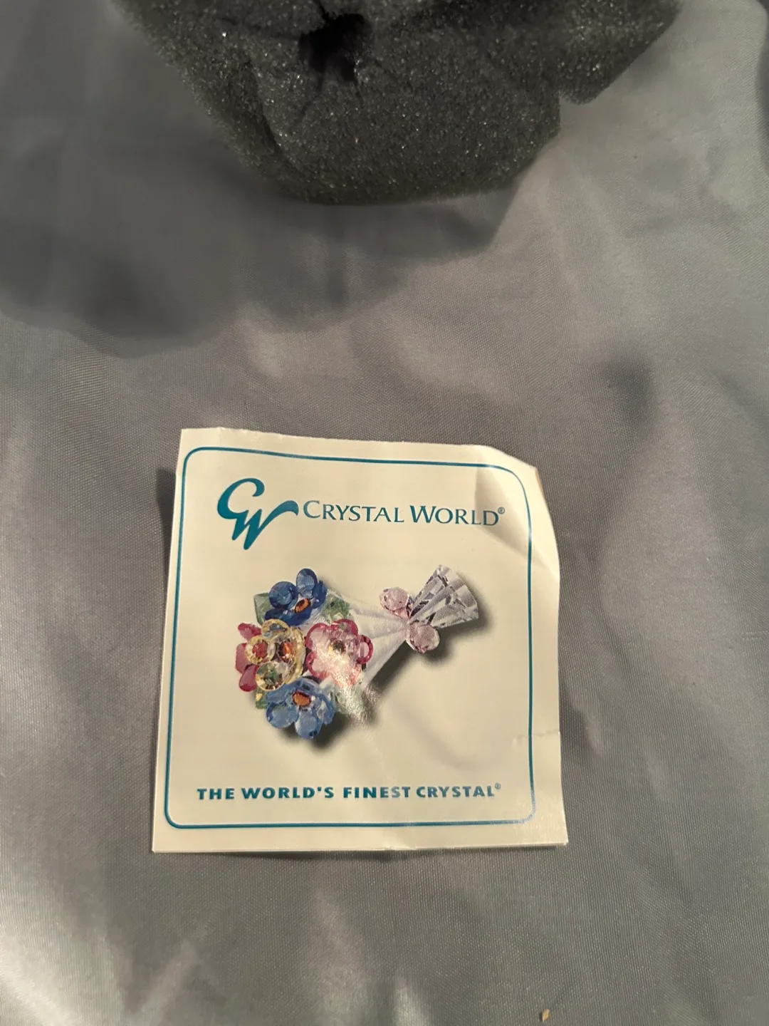 Crystal World Bear with Heart Figurine image indicator(3)