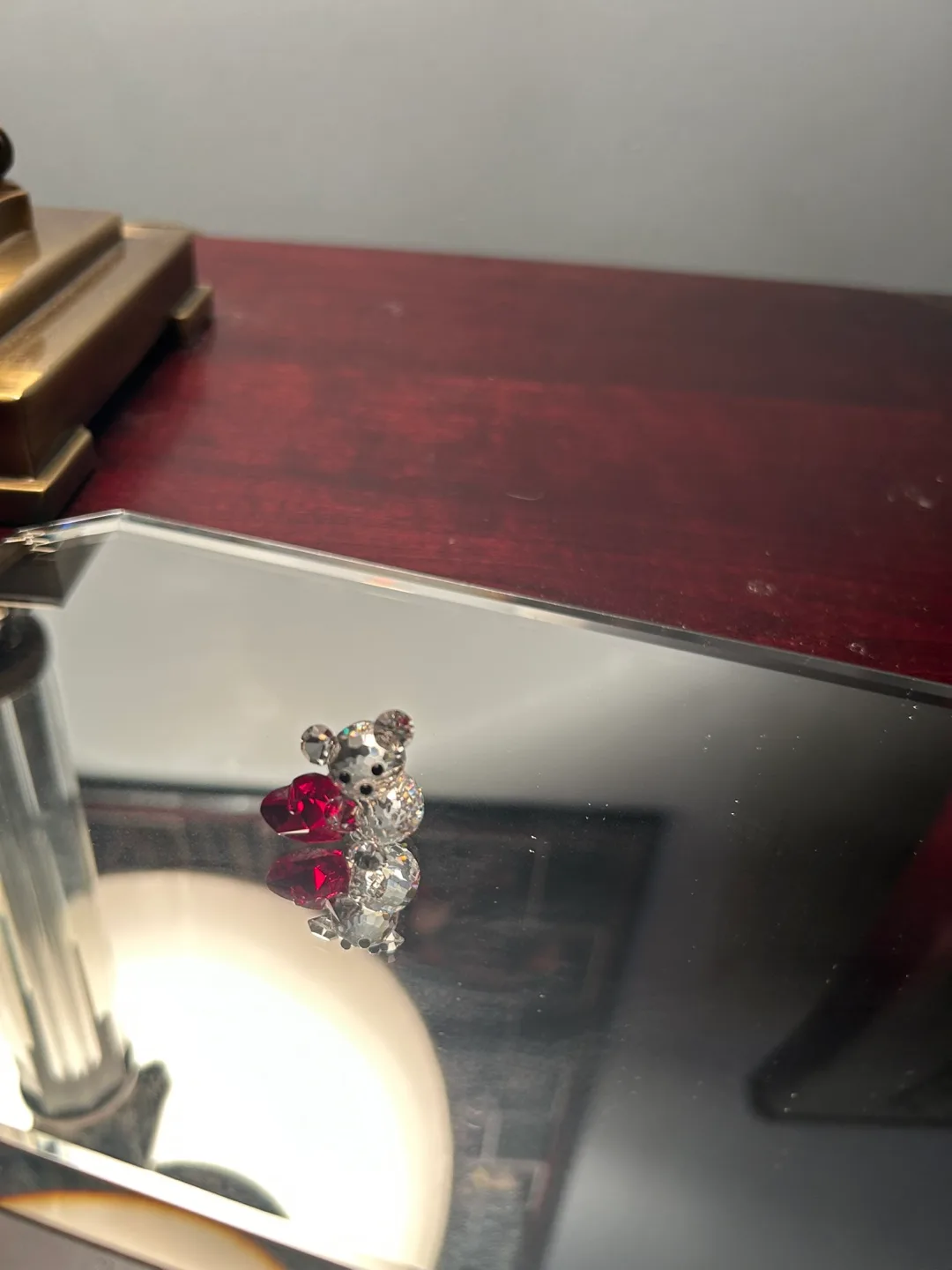 Crystal World Bear with Heart Figurine image indicator(2)