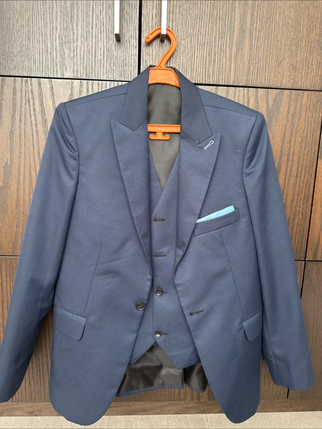 Zara Man Essentials Model Suit with vest - Size 42🇨🇦 thumbnail