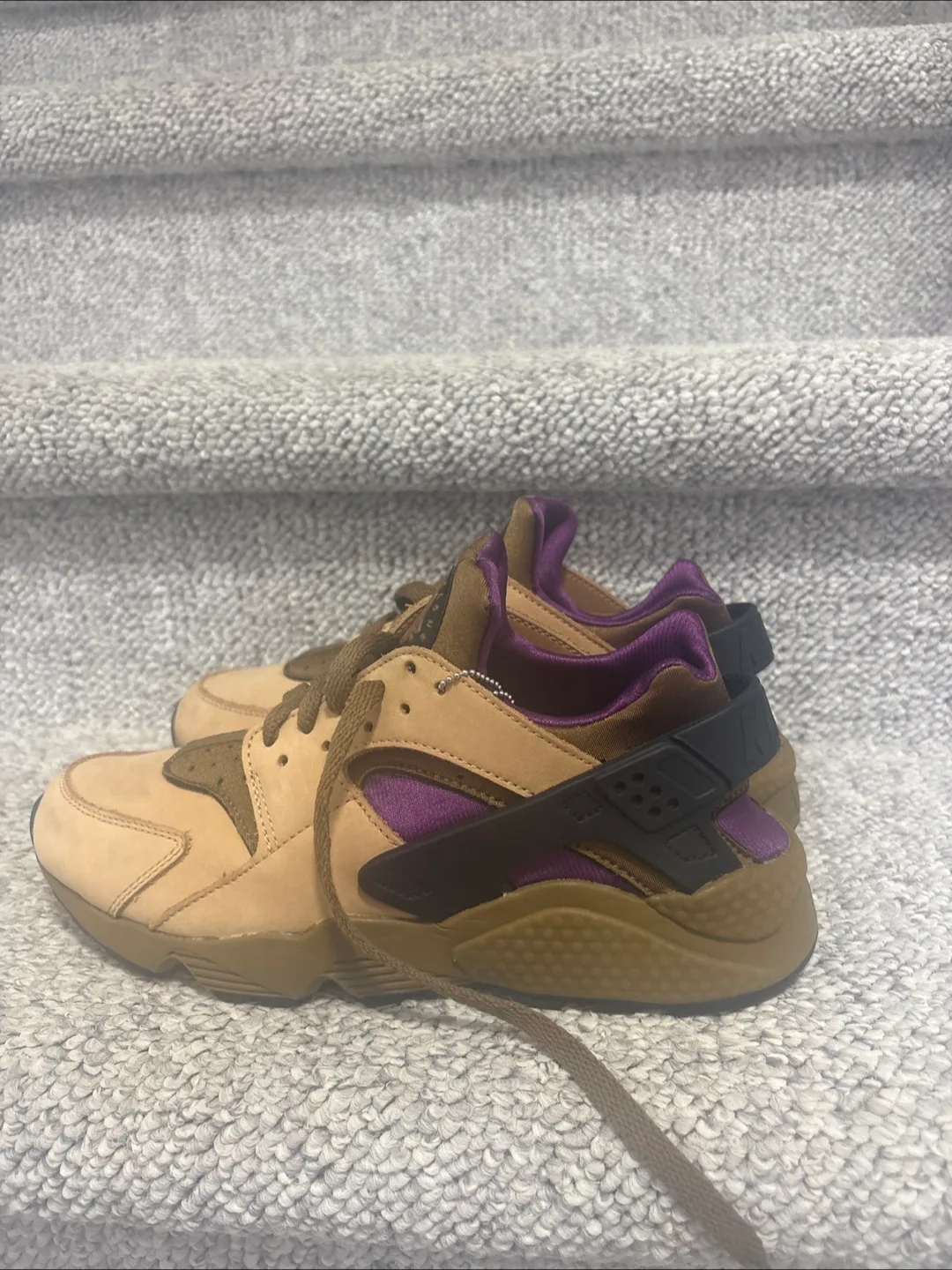 Nike Huarache Shoes - Tan & Purple thumbnail