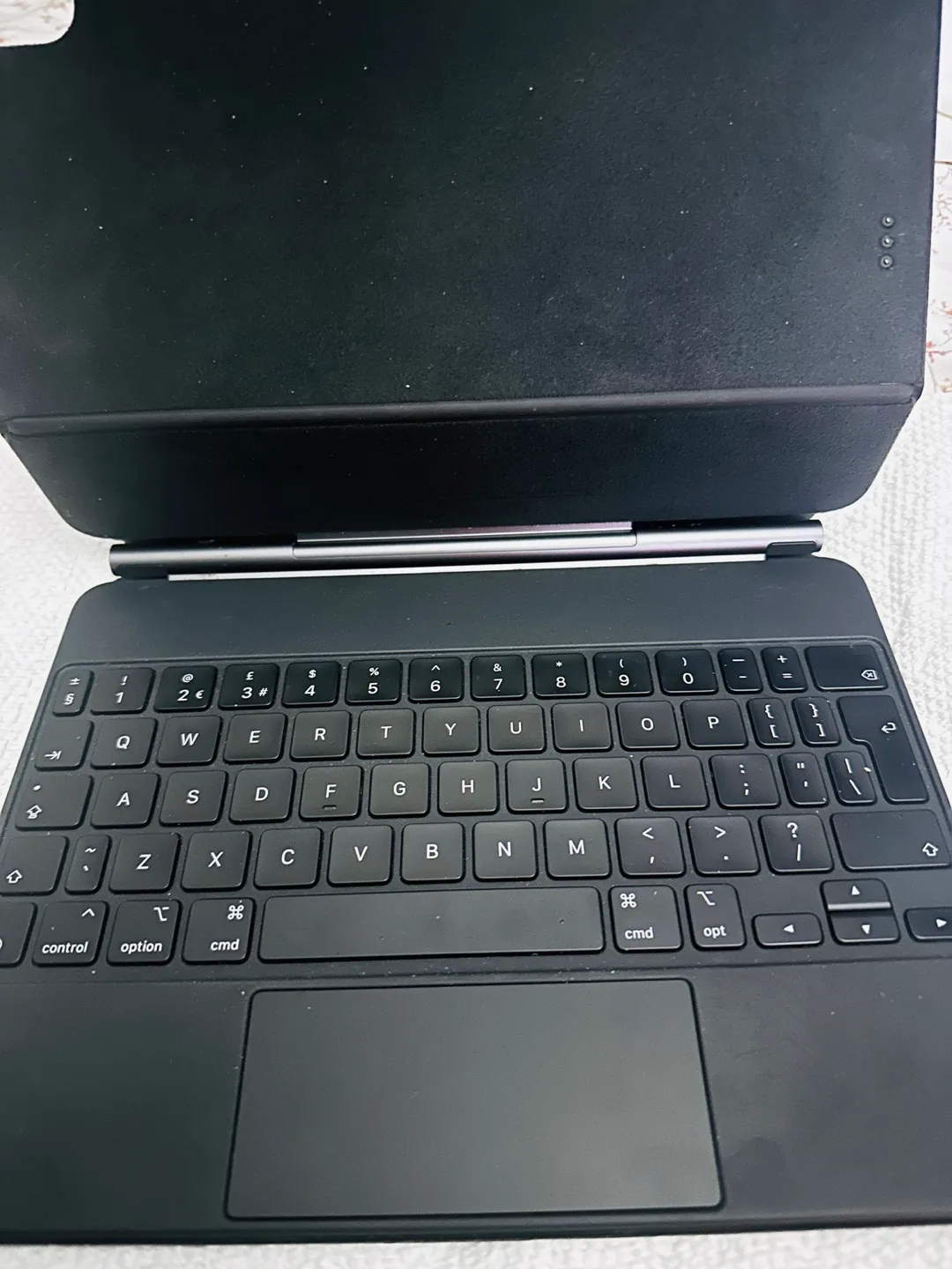 Apple iPad Pro Magic Keyboard Black 11inch image indicator(2)