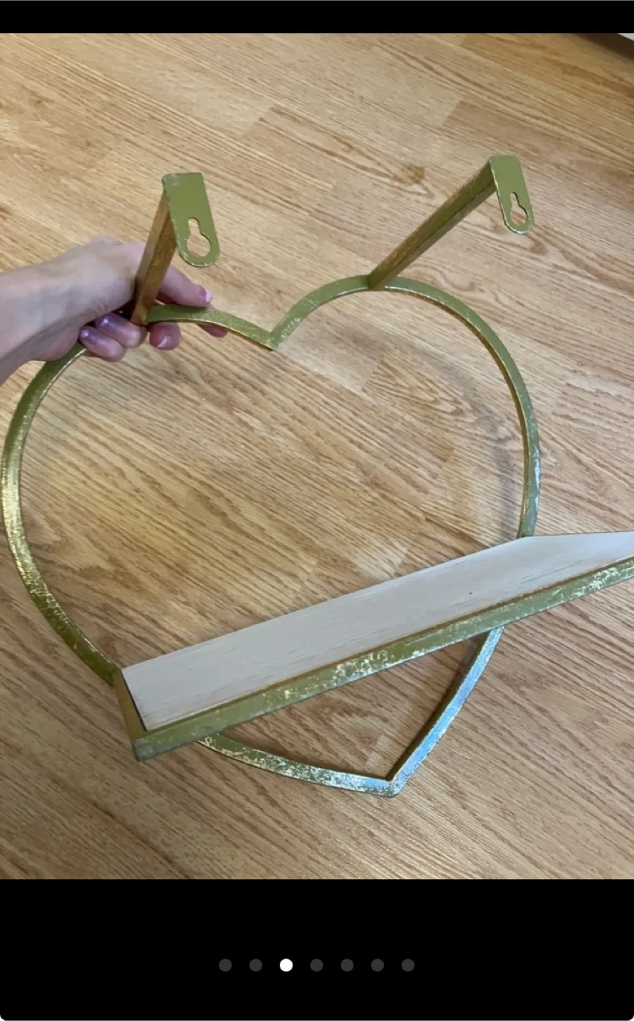 Homesense - Heart Shaped Gold and White Wall Shelf image indicator(3)