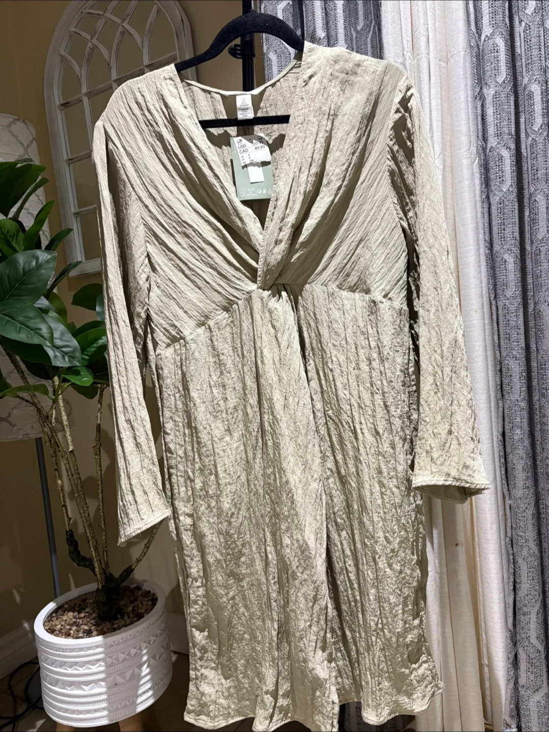 H&M Crinkled Dress - Size S image indicator(5)