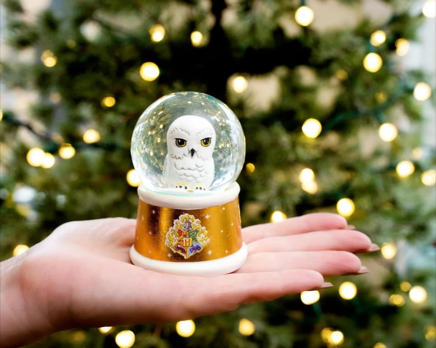 Harry Potter Hogwarts Hedwig Snow Globe image indicator(5)