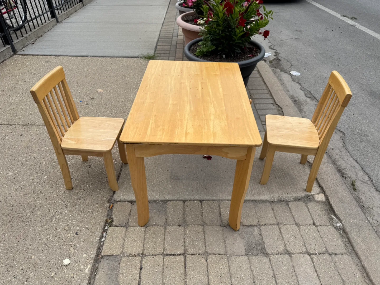 Kids Table and Chair Set thumbnail