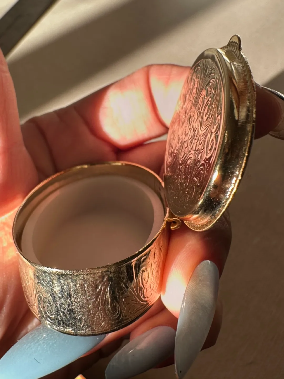 Vintage Gold Tone Pill Box London Souvenir image indicator(2)