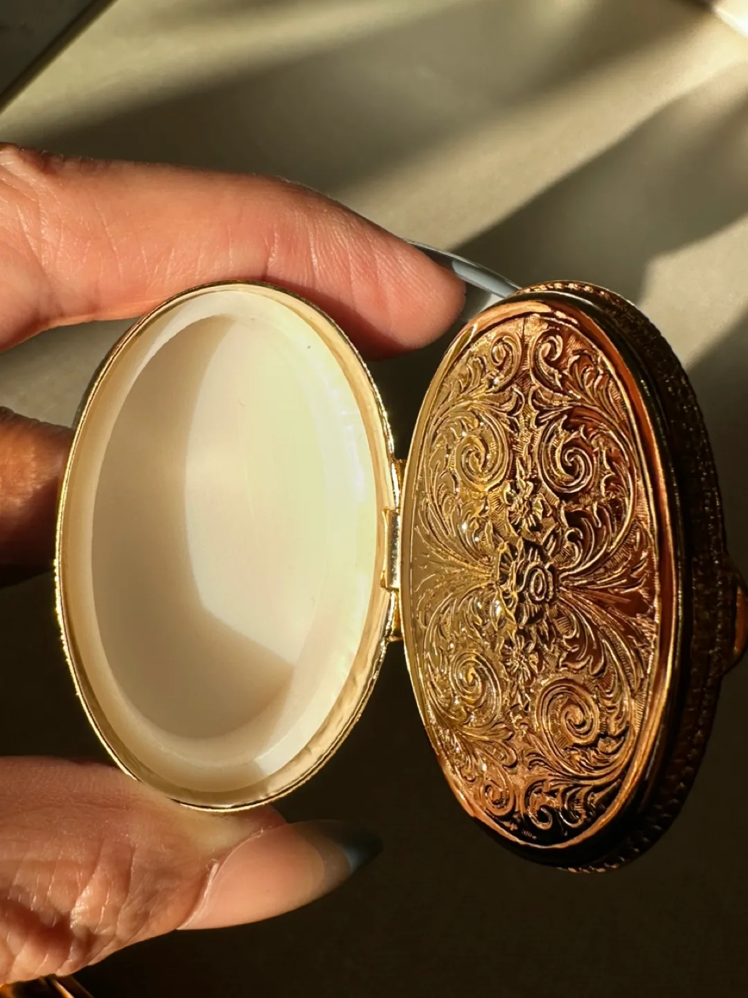 Vintage Gold Tone Pill Box London Souvenir image indicator(3)