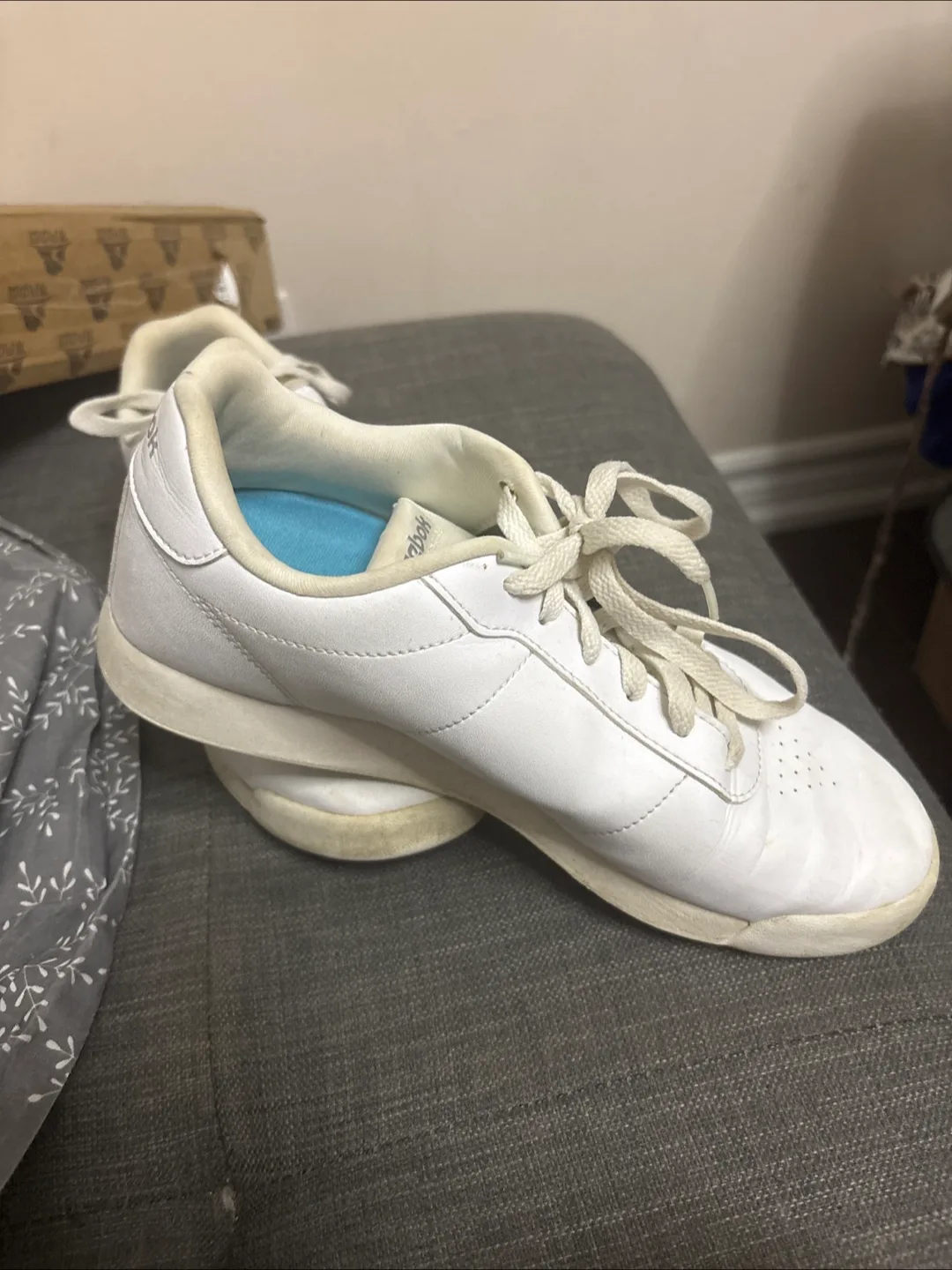 Like NEW Reebok Princess Women's Sneakers - Size 8 image indicator(3)