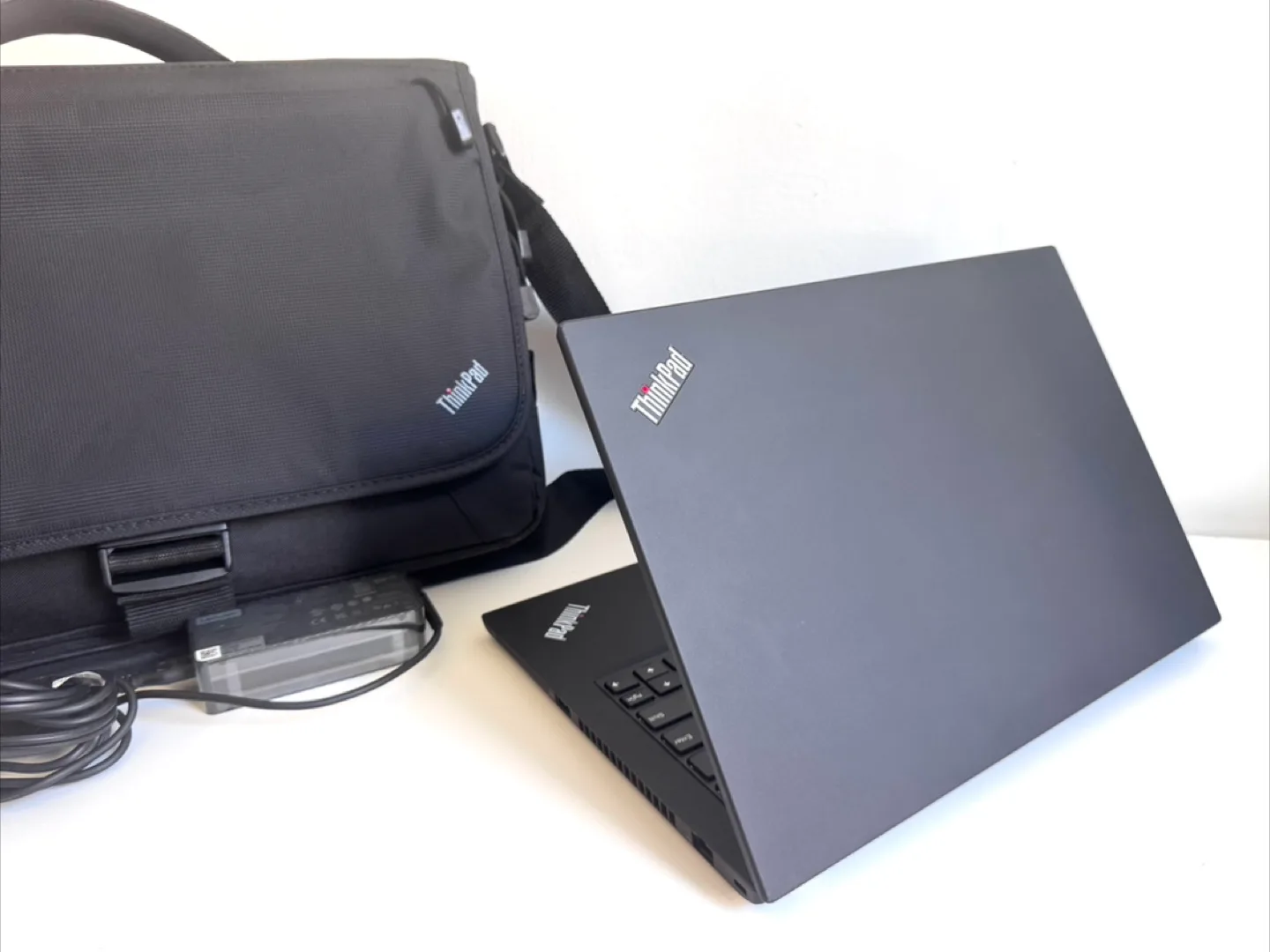 Lenovo ThinkPad T14 Laptop + ThinkPad Bag image indicator(2)