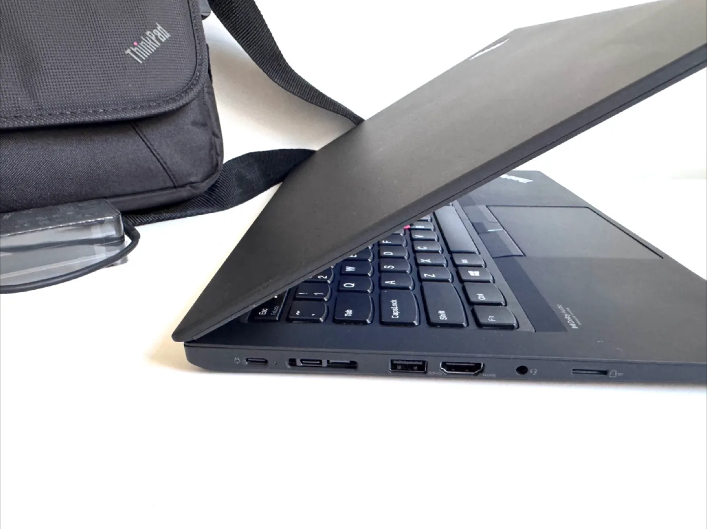 Lenovo ThinkPad T14 Laptop + ThinkPad Bag image indicator(7)