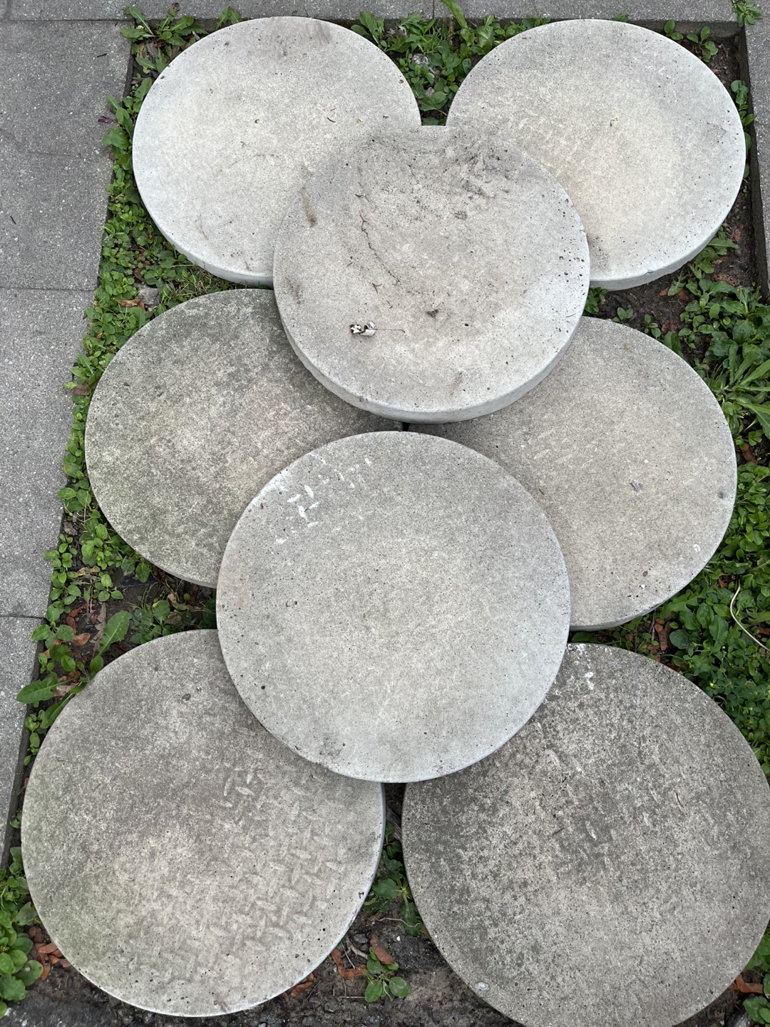 Stepping Stone - Circle Smooth with Diamond Pattern 18”-8pcs