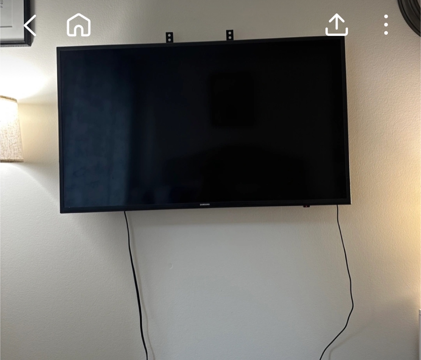 Samsung smart TV 36” with mount and remote