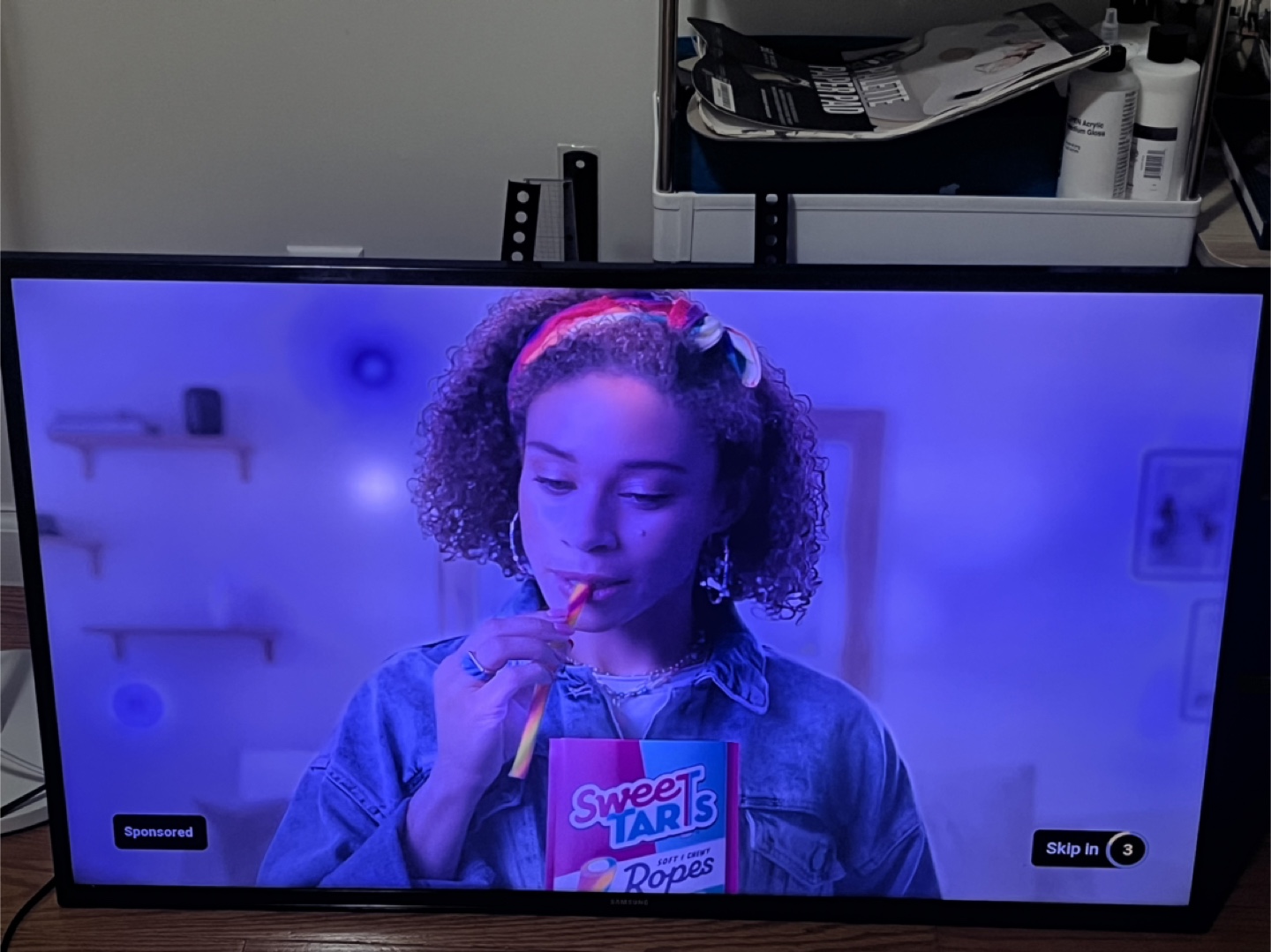 Samsung smart TV 36” with mount and remote - photo 2
