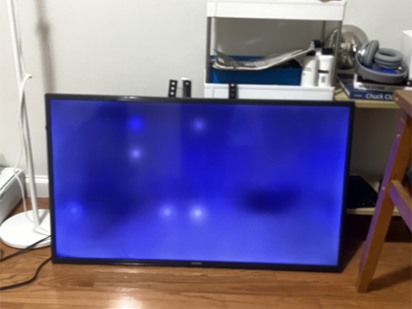 Samsung smart TV 36” with mount and remote - photo 3