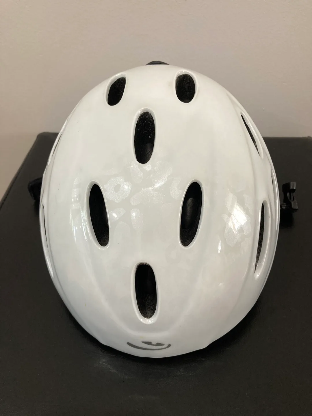 Giro White Ski/Snowboard Helmet image indicator(2)