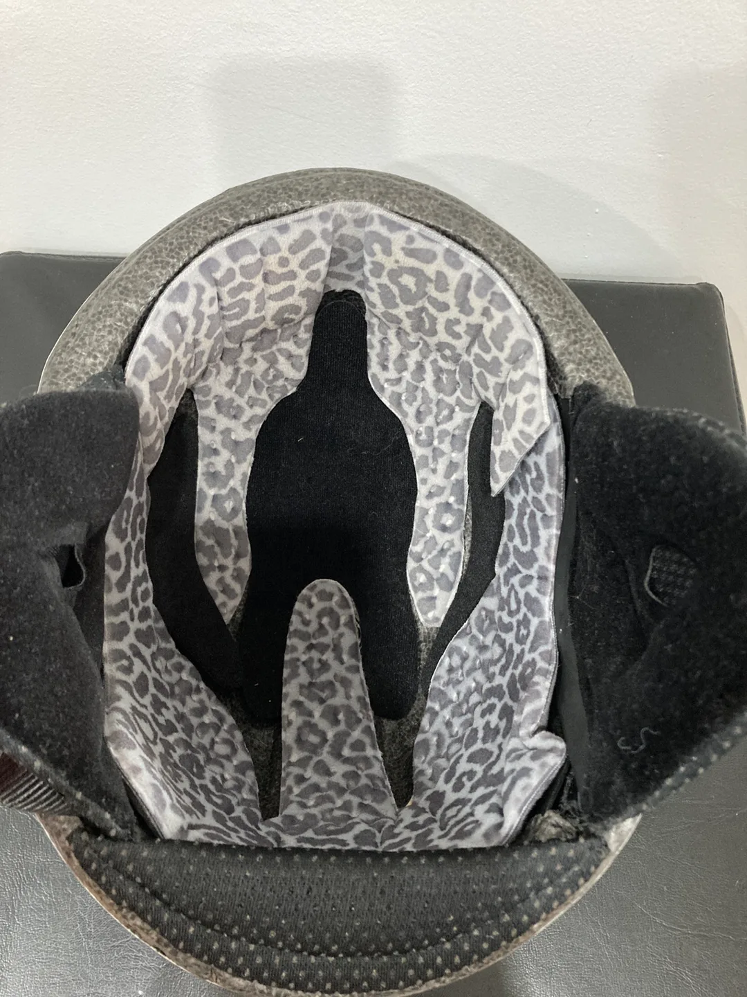 Giro White Ski/Snowboard Helmet image indicator(4)